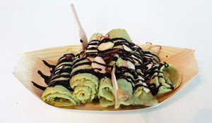 뉴질랜드에서 인기 있는 말차, 망고, 콘플레이크를 섞은 롤 아이스크림의 한 종류