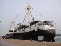 2012년 청나라 국기를 게양한 베이징 함대의 기함인 딩위안의 복제품