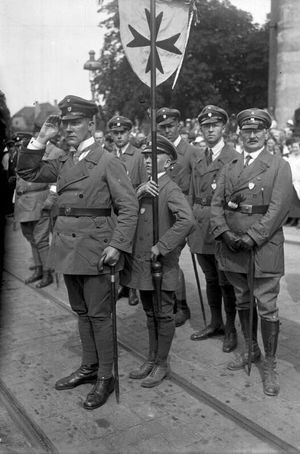 1930년 7월, 기사단장 아르투어 마흐라운(경례)