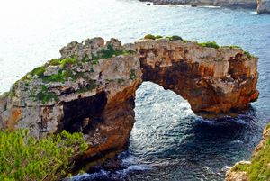 에스 폰타스는 스페인 마요르카 해안에 있는 자연 아치이다.