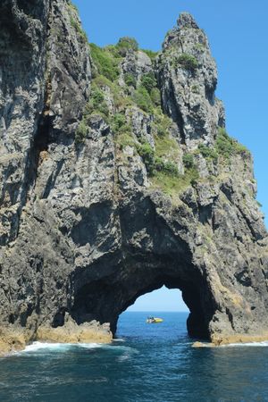 뉴질랜드 케이프 브렛의 피어시 섬에 있는 "더 홀 인 더 록"