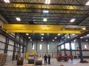 무거운 롤을 들어 올리는 데 사용되는 오버헤드 크레인의 예