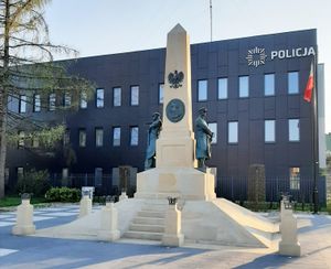 자유 기념비 (Pomnik Wolności)와 배경의 경찰서