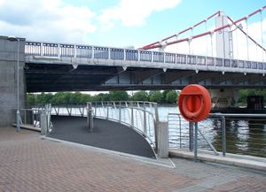 배터시 보행자 다리는 첼시 다리 아래로 곡선을 이룬다.