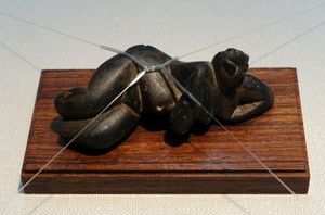 휴식을 취하는 여성: 신석기 시대 테라코타, 기원전 5600년경 (터키)