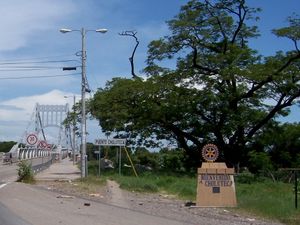 촐루테카 강을 건너는 모습