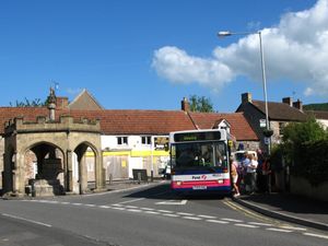 퍼스트 웨스트 오브 잉글랜드 버스가 체더를 통과하는 주요 버스 노선인 웨스턴-슈퍼-메어에서 웰스로 가는 126번 노선에서 마켓 크로스에서 승객을 태우고 있다.