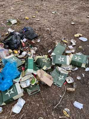 붉은 숲에 남겨진 러시아 야전 식량 꾸러미