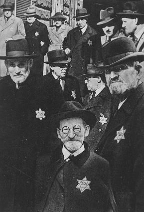 1942년 프라하에서 노란 배지를 단 유대인들