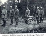 수레로 운반되는 MG08/15 경기관총. 실제 사용 시에는 사수가 직접 휴대했다.