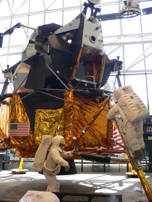 국립 항공우주 박물관에 전시된 LM-2. 비행하지 않은 달 착륙선이다.