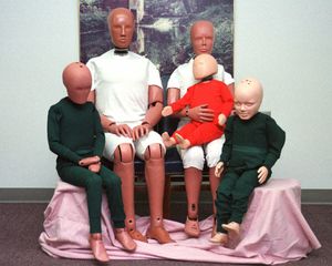 다양한 크기로 제작되는 하이브리드 III 더미