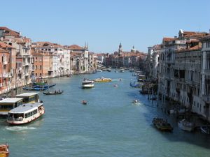 상층에서 카날 그란데를 바라보다