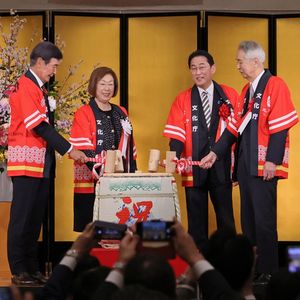 Happi 코트를 입은 VIP가 참여하는 카가미비라키의 술 버전