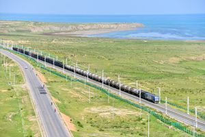 칭하이호 주변을 달리는 칭짱 철로 열차. 이 사진의 구간은 1기 공사(시닝-거얼무)에 해당한다.