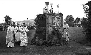 가톨릭 주교 요사팟 코칠로우스키가 사단 지원병들에게 연설하는 모습.