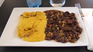 오스트리아에서 제공되는 으깬 옥수수를 곁들인 칠리