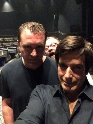 데이비드 카퍼필드가 카드 마술 협력자 크리스 케너(Chris Kenner) 및 브라이언 튜더(Brian Tudor)와 함께 포즈를 취하고 있다, 2015 MGM 데이비드 카퍼필드 극장