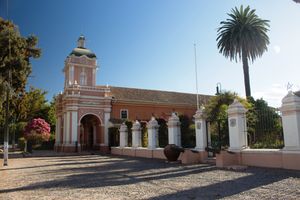 신고전주의 교회, 장식된 울타리, 야자수