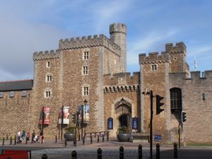 복원된 15세기 흑탑(좌)과 바비칸 타워(우)를 보여주는 남문