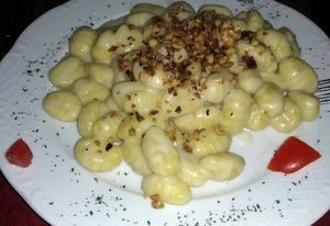 뇨키에 카스텔마뇨 치즈와 빵가루를 입혀 구운 개암을 곁들인 요리