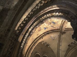 채플 내부의 조각상과 프레스코