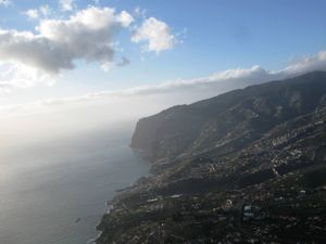 해안을 따라 있는 카마라 드 로보스의 개발 지역의 항공 사진, 멀리 카부 지랑의 가파른 절벽이 보인다.