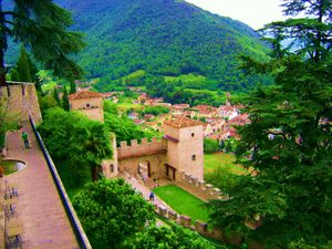 폴리나 마을 방향의 성벽 전망