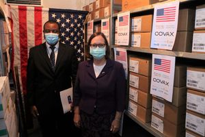 미국은 2021년 COVAX 계획의 일환으로 카메룬에 얀센 COVID-19 백신을 기증했다.