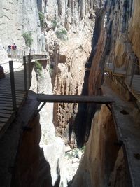 오래된 보도 위에 새로운 보도가 정비되었다