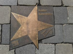 오폴레 폴란드 가요제 명예의 거리에 있는 카시아 코발스카의 별