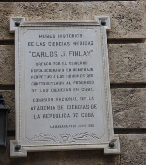 <i>"쿠바 과학 발전에 기여한 사람들에게 영원한 경의를 표하기 위해 혁명 정부가 창립한 ' 카를로스 J. 핀레이 의학사 박물관'. 쿠바 공화국 과학 아카데미 국가 위원회. 아바나, 1962년 6월 13일."'