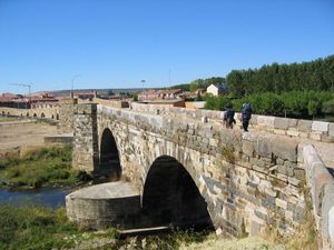 오르비고 강을 가로지르는 19개의 아치형 로마 다리. 이 다리는 현대의 프랑스 길에 통합되었다.
