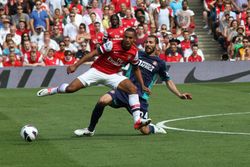 선덜랜드 데뷔전에서 아스날의 테오 월콧을 태클하는 케야르