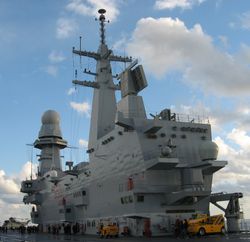 각종 안테나가 배치된 함교