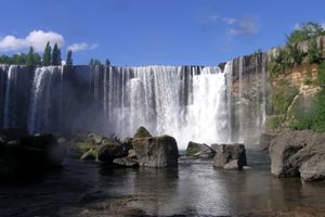 주 폭포(Salto I) 살토스 델 라하. 이보다 약간 작은 직선 폭포와 훨씬 작은 두 개의 폭포가 있다.