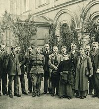 1920년 카우나스 시립 극장 근처의 리투아니아 제헌 의회 의원들