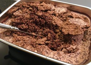템퍼링하지 않은 초콜릿 덩어리(콘칭 후 실온에서 냉각), 큰 코코아 버터 결정과 부스러지는 질감을 보여준다.