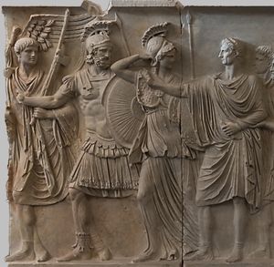 패널 A의 왼쪽. 마르스, 미네르바, 로마 등이 황제 (도미티아누스/네르바)에게 행동을 촉구하고 있다.