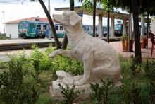 캄필리아마리티마 기차역에 있는 람포 기념비