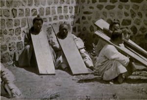 19세기 한국의 죄수가 착용한 칼(계구)