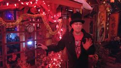 크루가 캘리포니아 비정상예술 연구소 가이드 투어를 하고 있다.