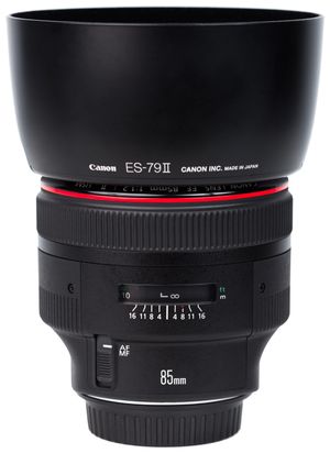 후드가 장착된 캐논 EF 85mm f/1.2L II USM 렌즈