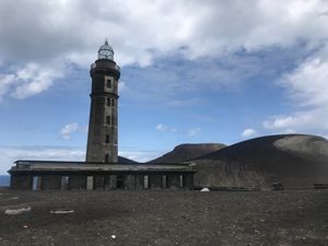 카펠리뉴스 등대. 화산 활동으로 인해 주변 지형이 크게 변했다.