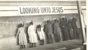 캐나다 연합 교회가 운영했던 레드 디어 산업 학교는 캐나다에서 가장 높은 기숙 학교 사망률을 기록했다. 사진은 1914년경.