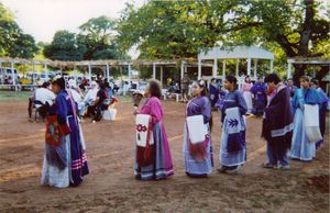 캐도 족 터키 댄스, 오클라호마 주 빈저에 있는 캐도 국립 단지, 2000년. 터키 댄스는 캐도 족의 역사를 전달한다.