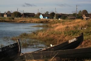 칼레발스키 구역 유슈코제로 마을의 카렐리안 민속 보트