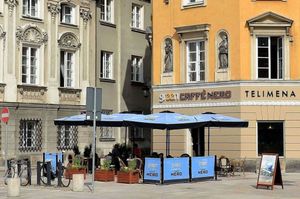 바르샤바의 'green Caffè Nero' 브랜드로 운영되는 카페