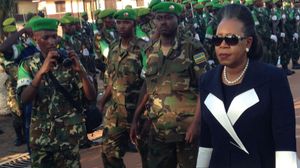 2014년 아프리카 연합 군인들과 함께 있는 삼바 판자