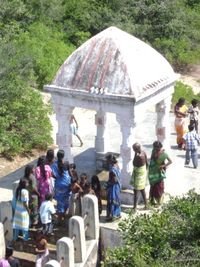 돌에 새겨진 라마 경의 발자국이 있는 라마르 파담 신사